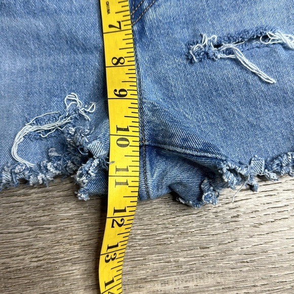 Levi’s High Rise Wedgie Straight Denim Shorts Distressed Light Wash Women’s 27 - Picture 8 of 10